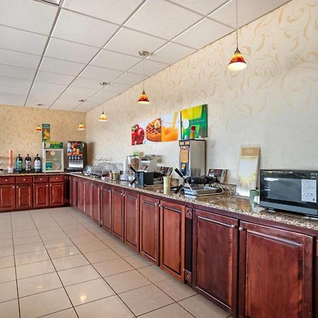 Quality Inn & Suites Near Lake יופאלה מראה חיצוני תמונה