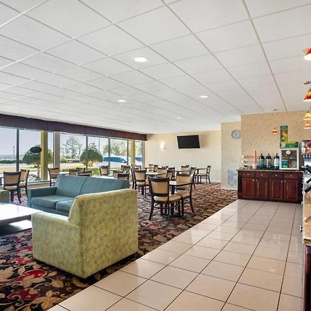 Quality Inn & Suites Near Lake יופאלה מראה חיצוני תמונה