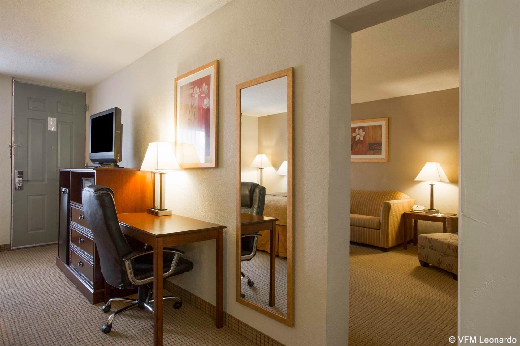 Quality Inn & Suites Near Lake יופאלה מראה חיצוני תמונה