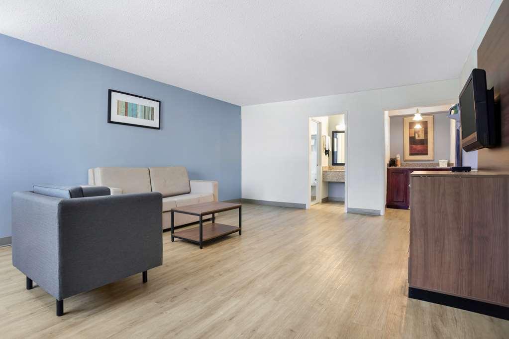 Quality Inn & Suites Near Lake יופאלה חדר תמונה