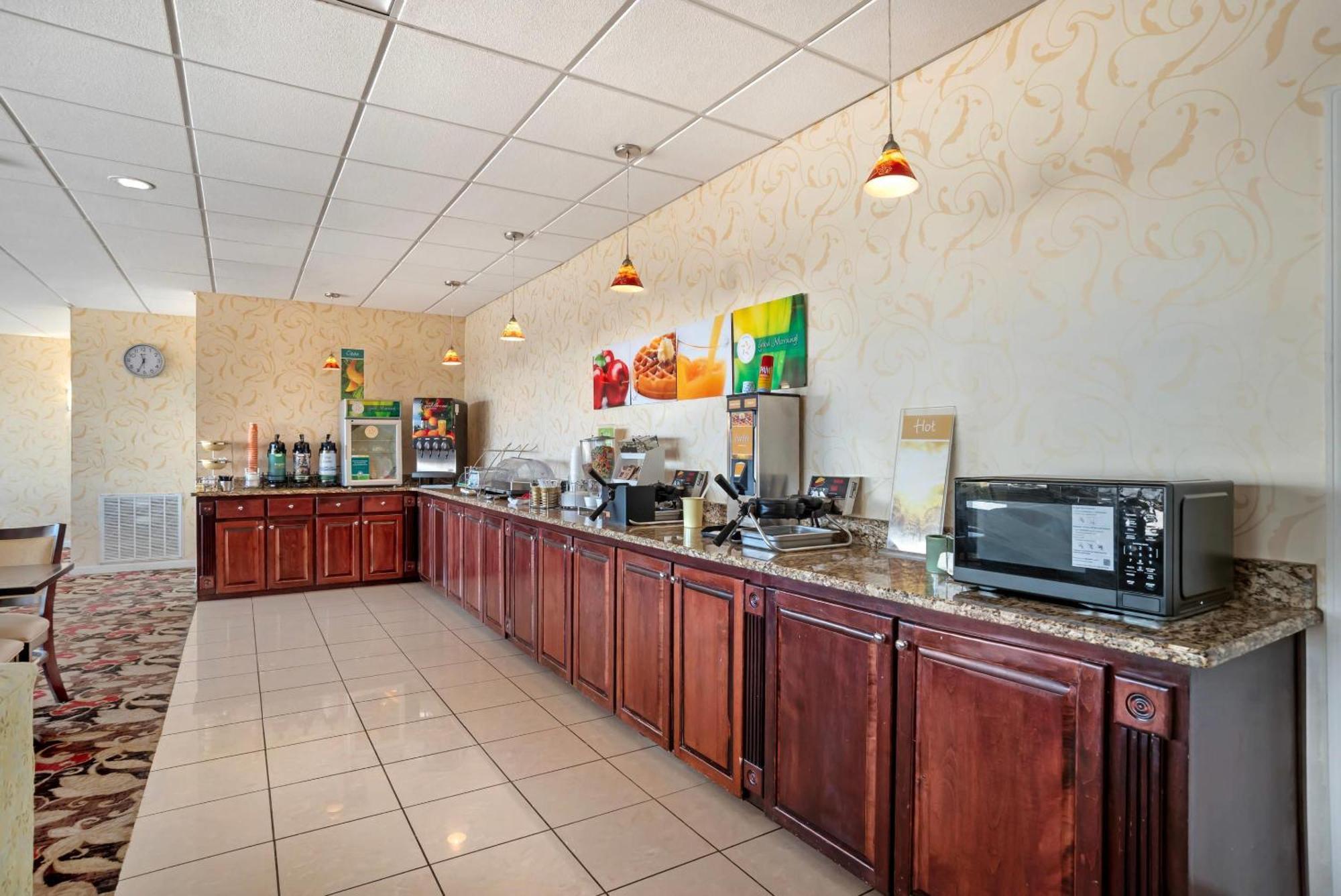 Quality Inn & Suites Near Lake יופאלה מראה חיצוני תמונה