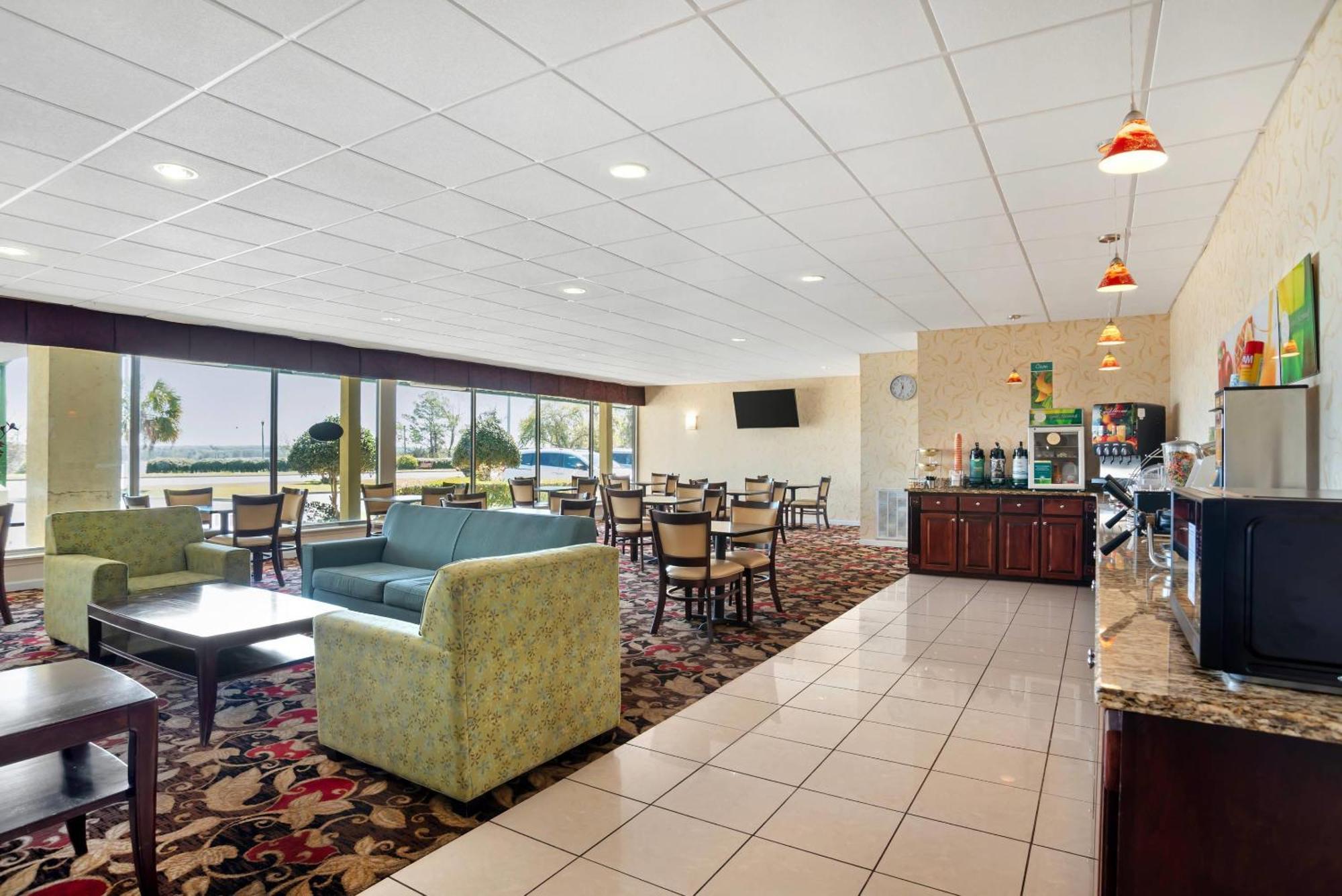 Quality Inn & Suites Near Lake יופאלה מראה חיצוני תמונה