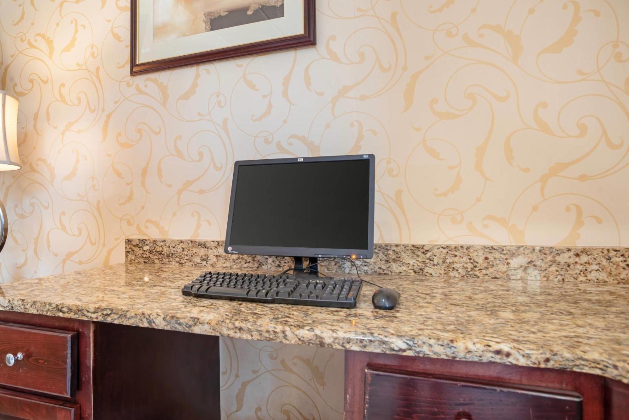 Quality Inn & Suites Near Lake יופאלה מראה חיצוני תמונה