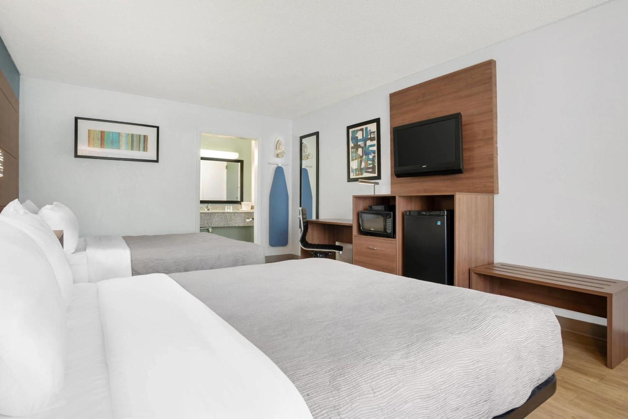 Quality Inn & Suites Near Lake יופאלה מראה חיצוני תמונה