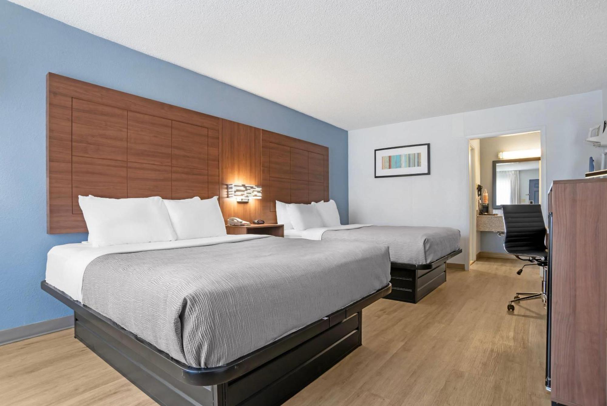 Quality Inn & Suites Near Lake יופאלה מראה חיצוני תמונה