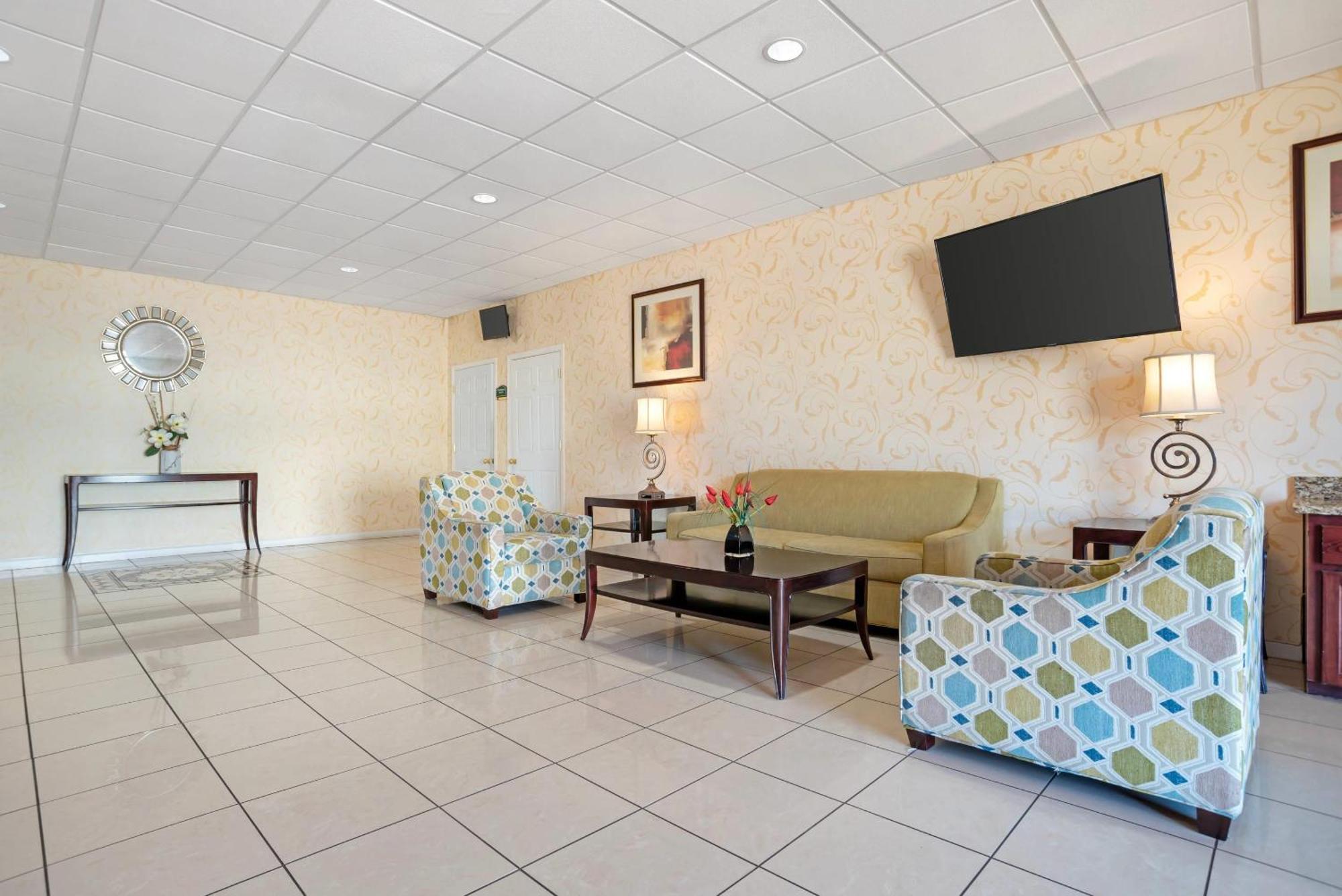 Quality Inn & Suites Near Lake יופאלה מראה חיצוני תמונה