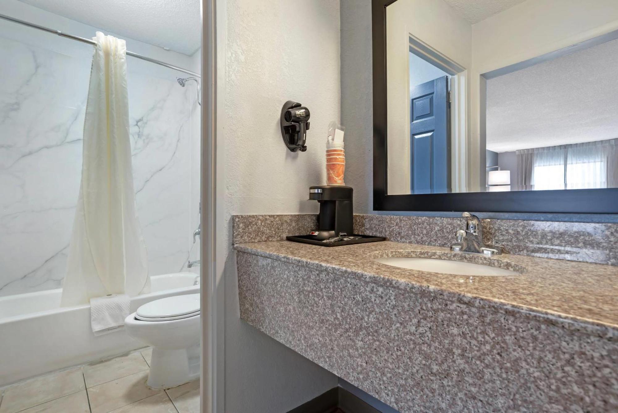 Quality Inn & Suites Near Lake יופאלה מראה חיצוני תמונה