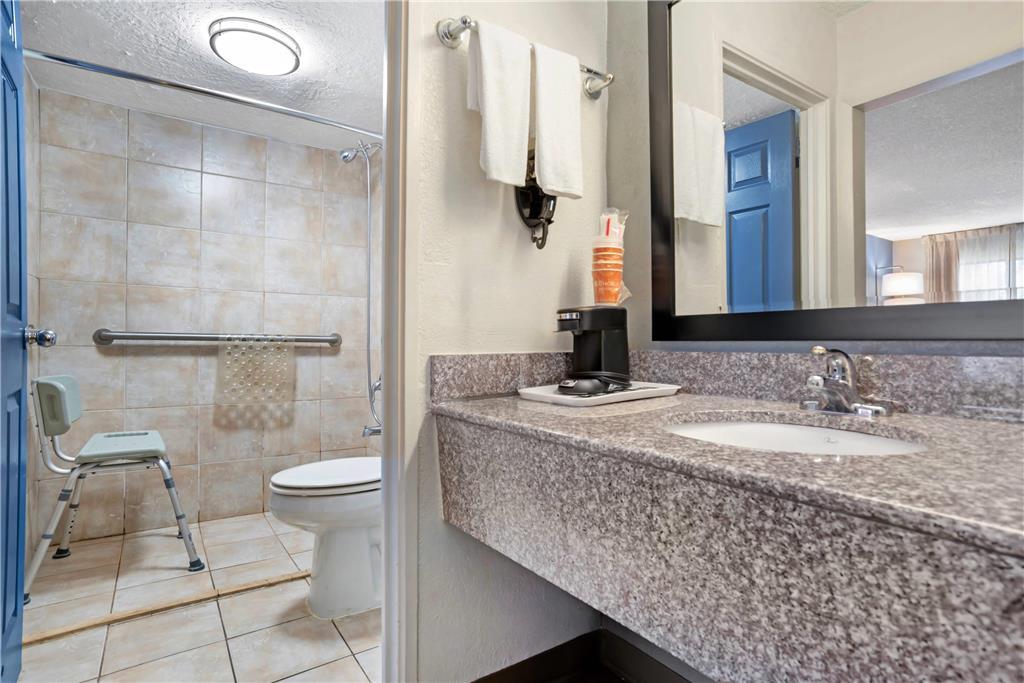 Quality Inn & Suites Near Lake יופאלה חדר תמונה